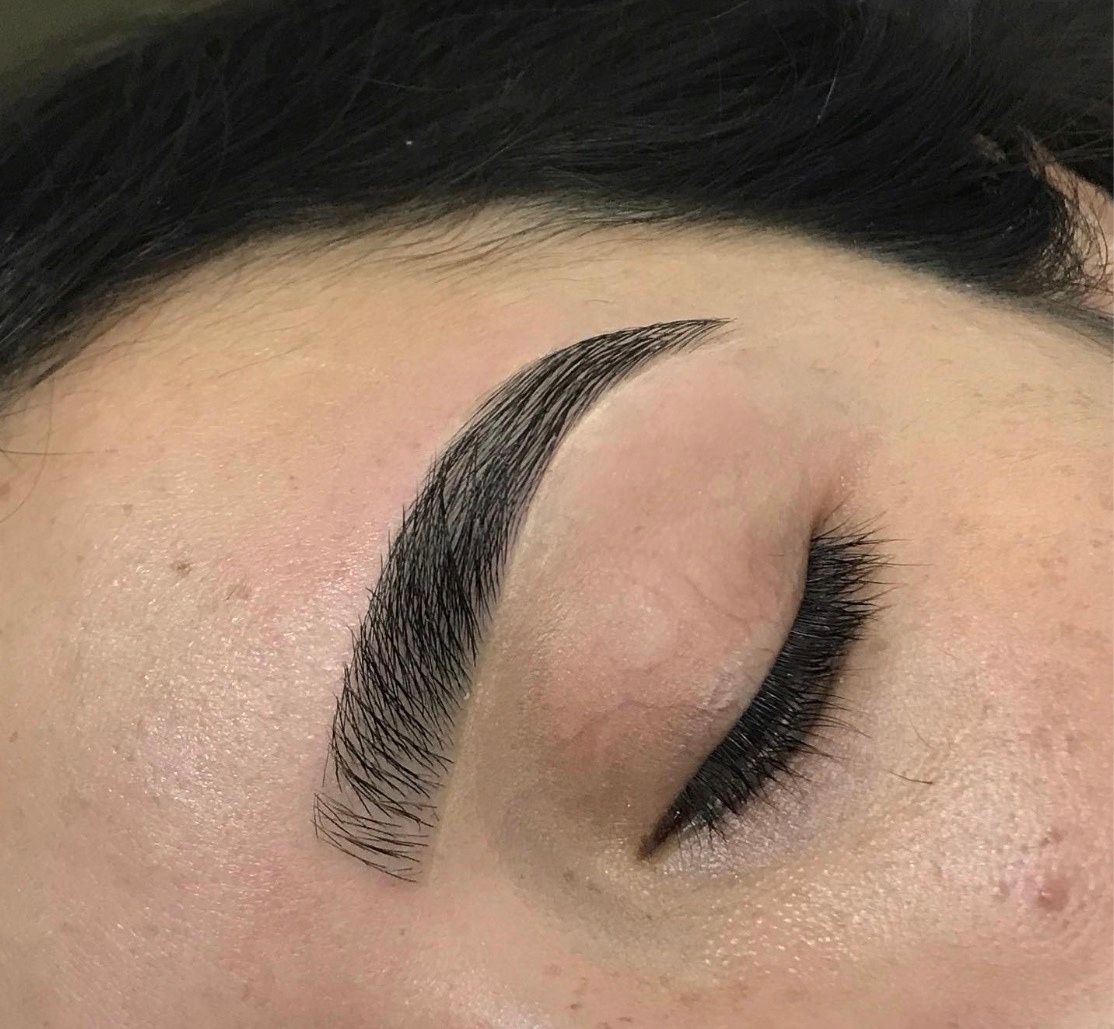 Cejas peinadas y definidas tras el laminado